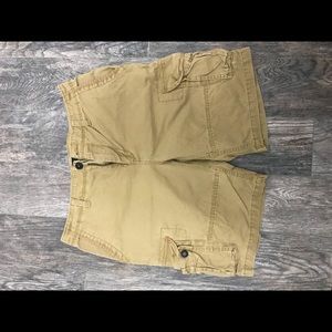 I’m selling a pair of Aéropostale cargo shorts.